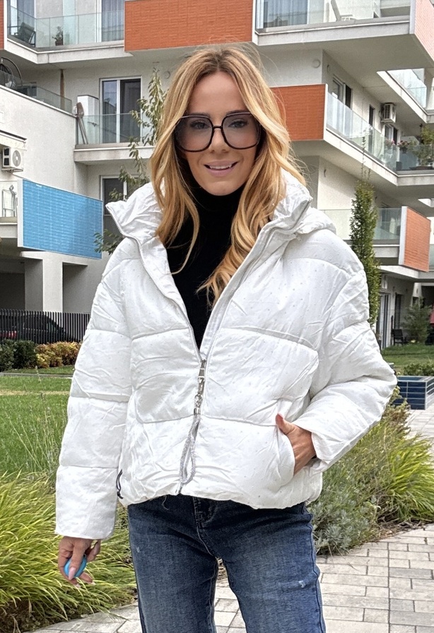 Moon Light kabát fehér – Rövid női steppelt kabát csillogó díszítéssel – Innova Fashion